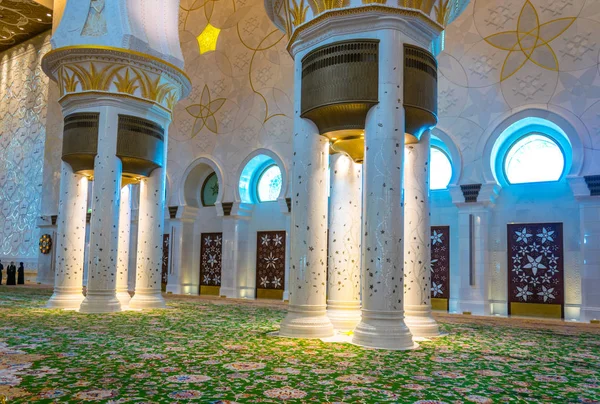 Abu Dhabi, UAE, 29. října 2016: interiér mešity Šejch Zášů, Abú Dhabi, Spojené arabské emiráty — Stock fotografie