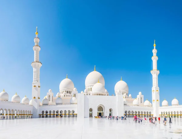 ABU DHABI, Emiratos Árabes Unidos, 29 de octubre de 2016: Los visitantes vienen a la mezquita Sheikh Zayed, Abu Dhabi, Emiratos Árabes Unidos — Foto de Stock