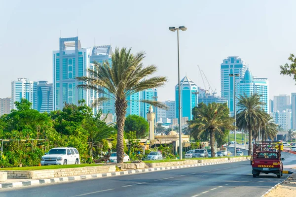 Σάρτζα, ΗΑΕ, 24 Οκτωβρίου, 2016: τα αυτοκίνητα πλησιάζουν το κέντρο των Αραβικών Εμιράτων μια πολυσύχναστη λεωφόρο. — Φωτογραφία Αρχείου