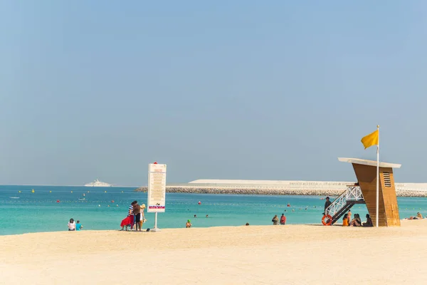 26 октября 2016 года: люди наслаждаются солнечным днем на пляже в Дубае, ОАЭ — стоковое фото