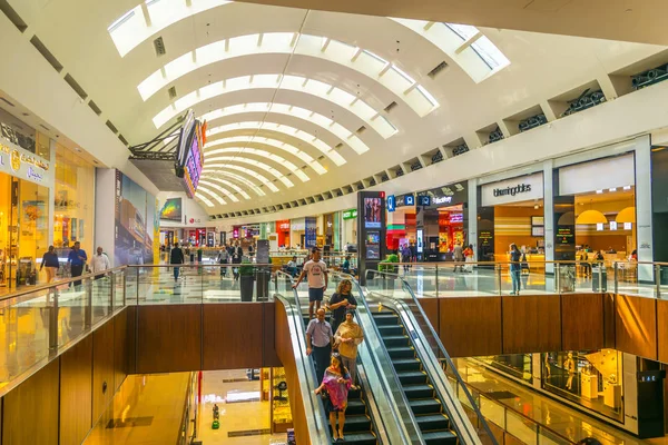 DUBAI, Emirados Árabes Unidos, 26 de outubro de 2016: Interior do shopping do Dubai nos Emirados Árabes Unidos — Fotografia de Stock