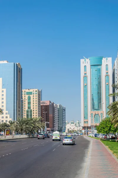 ABU DHABI, EAU, 27 DE OCTUBRE DE 2016: Tráfico en una calle en Abu Dhabi, EAU — Foto de Stock
