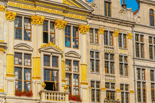A brüsszeli Grote Markt területén lévő házak színes homlokzatai, — Stock Fotó