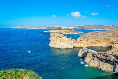 Malta'daki Comino adasında Kristal lagünün görünümü
