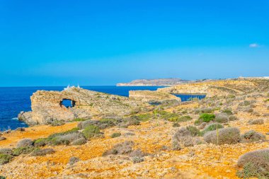 Malta'daki Comino adasında kaya penceresi