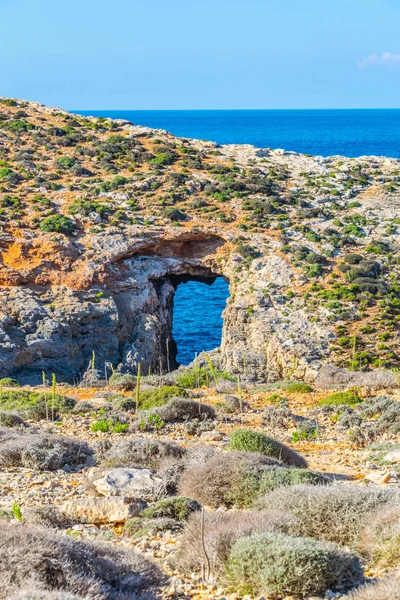 Каменное окно на острове Комино на Мальте — стоковое фото