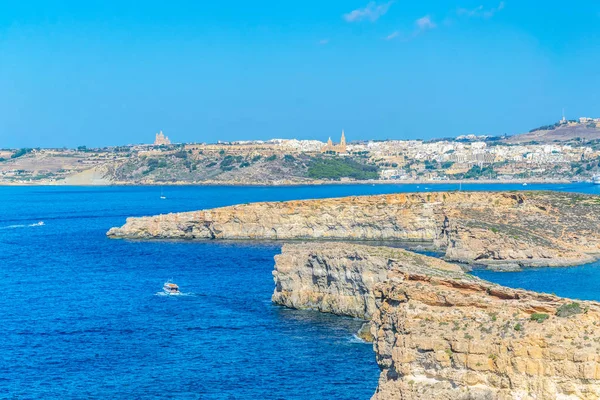 Vue de la lagune bleue de l "île de Comino sur Malte — Photo