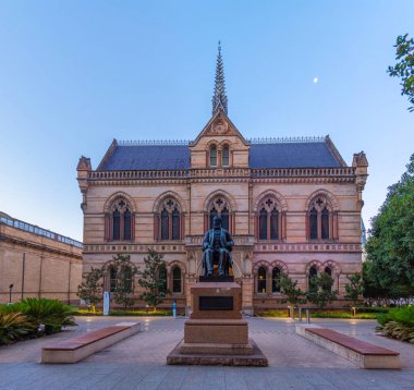 Avustralyalı Adelaide Üniversitesi 'nin önündeki Sör Walter Hughes' un günbatımı manzarası