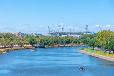 Melbourne kriket sahası Yarra nehrinin arkasında, Avustralya