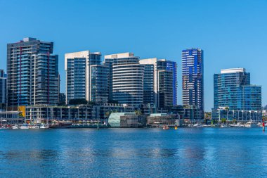 Melbourne, Avustralya 'daki rıhtımdaki yüksek binalar.