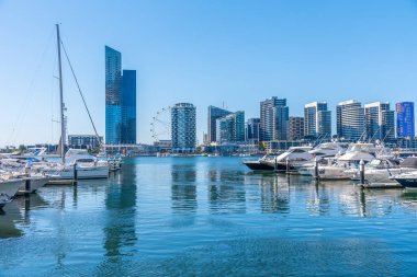 Melbourne, Avustralya 'daki rıhtımlara demir atmış tekneler.