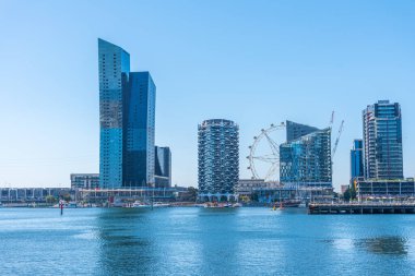 Melbourne, Avustralya 'daki rıhtımdaki yüksek binalar.