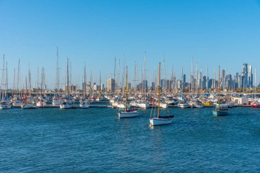 Melbourne 'un Skyline' ı St. Kilda, Avustralya 'da marinanın arkasında.