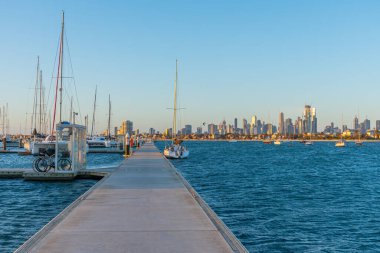 Melbourne 'un Skyline' ı St. Kilda, Avustralya 'da marinanın arkasında.