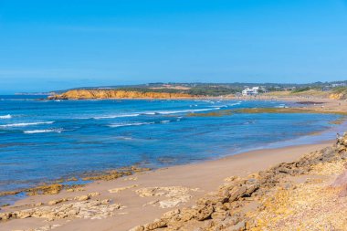 Torquay, Avustralya 'da bir denizde sörfçüler