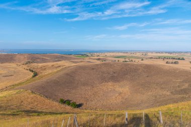 Avustralya 'nın Colac kenti yakınlarında volkanik kökenli birkaç krateri kapsayan kızıl kaya rezervi