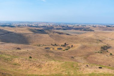 Avustralya 'nın Colac kenti yakınlarında volkanik kökenli birkaç krateri kapsayan kızıl kaya rezervi