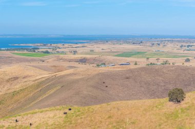 Avustralya 'nın Colac kenti yakınlarında volkanik kökenli birkaç krateri kapsayan kızıl kaya rezervi