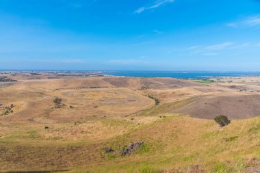 Avustralya 'nın Colac kenti yakınlarında volkanik kökenli birkaç krateri kapsayan kızıl kaya rezervi