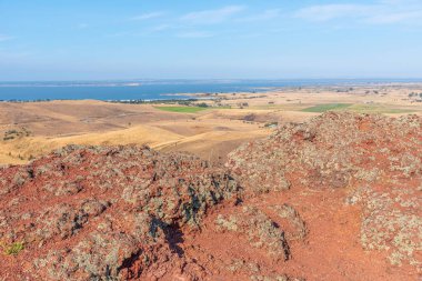Avustralya 'nın Colac kenti yakınlarında volkanik kökenli birkaç krateri kapsayan kızıl kaya rezervi