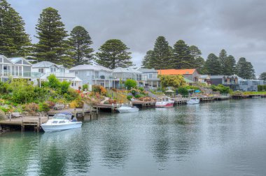 Avustralya 'nın Peri Limanı' ndaki Moyne nehrine demir atmış tekneler.