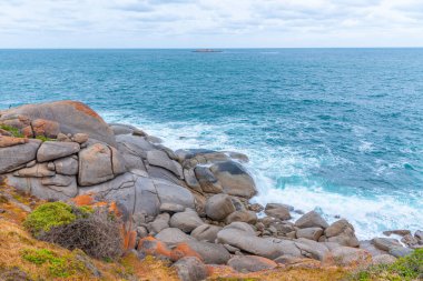 Avustralya 'da Victor Limanı yakınlarındaki Granit adanın manzarası