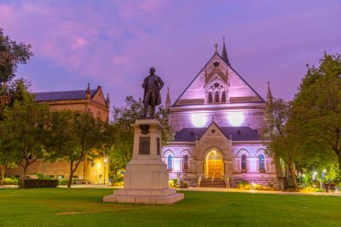 Adelaide Üniversitesi, Avustralya 'daki Aydınlatılmış Yaşlılar Salonunun Gece Görüşü