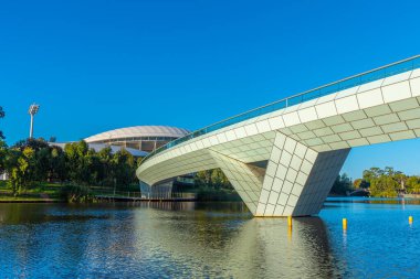 Adelaide oval Avustralya 'da Torrens nehrinin arkasında görüldü