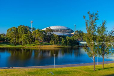 Adelaide oval Avustralya 'da Torrens nehrinin arkasında görüldü