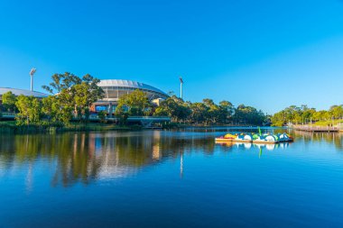 Adelaide oval Avustralya 'da Torrens nehrinin arkasında görüldü