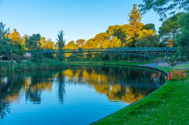 Adelaide, Avustralya 'daki Torrens nehrinin yanına park et.