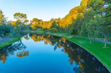 Adelaide, Avustralya 'daki Torrens nehrinin yanına park et.