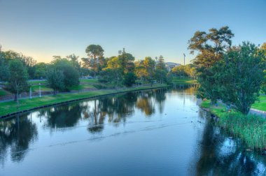 Adelaide, Avustralya 'daki Torrens nehrinin yanına park et.