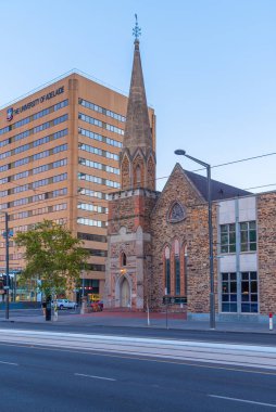 Adelaide, Avustralya 'daki İskoç Kilisesi' nin gün batımı manzarası