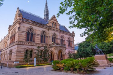 Avustralya Adelaide Üniversitesi 'nin önündeki Sör Walter Hughes' un günbatımı manzarası