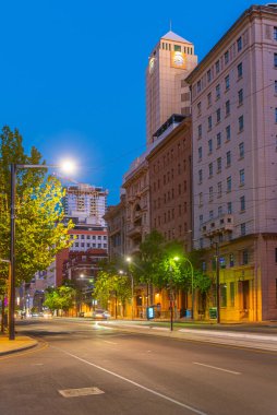Adelaide, Avustralya 'nın merkezindeki bir sokağın gün batımı manzarası