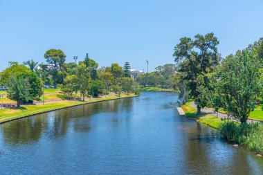 Adelaide, Avustralya 'daki Torrens nehrinin yanına park et.