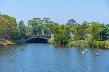 Adelaide, Avustralya 'daki Torrens nehrinin yanına park et.