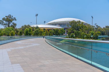 Adelaide oval Avustralya 'da Torrens nehrinin arkasında görüldü
