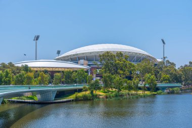 Adelaide oval Avustralya 'da Torrens nehrinin arkasında görüldü