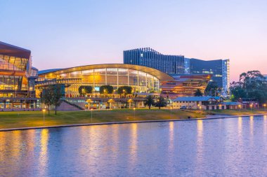 Avustralya 'daki Torrens Riverside' daki Adelaide Kongre Merkezi 'nin gün batımı manzarası