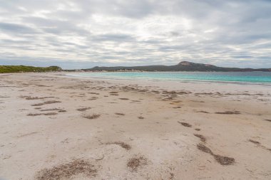 Esperance yakınlarındaki Lucky Körfezi bulutlu bir günde görüldü, Avustralya