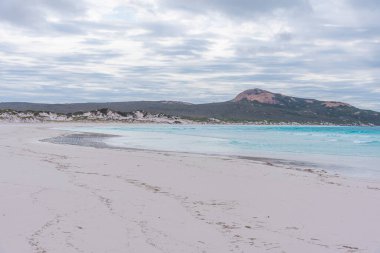 Esperance yakınlarındaki Lucky Körfezi bulutlu bir günde görüldü, Avustralya