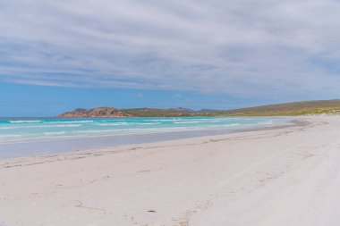 Esperance yakınlarındaki Lucky Körfezi bulutlu bir günde görüldü, Avustralya