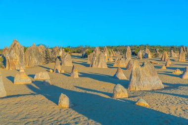 Avustralya 'daki Pinnacles çölünün üzerinde gün batımı