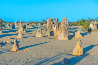 Avustralya 'daki Pinnacles çölünün üzerinde gün batımı