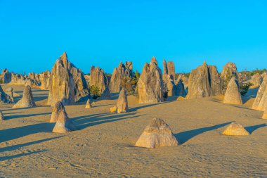 Avustralya 'daki Pinnacles çölünün üzerinde gün batımı