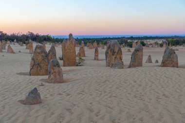 Avustralya 'daki Pinnacles çölünün üzerinde gün batımı