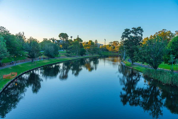 Adelaide Avustralya Daki Torrens Nehrinin Yanına Park — Stok fotoğraf