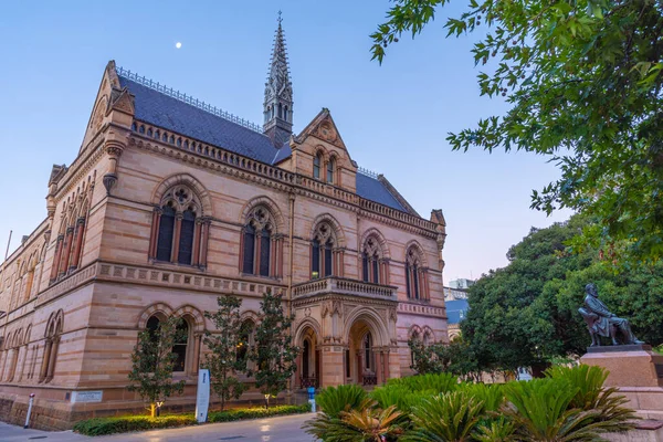 Sunset Kilátás Szobor Sir Walter Hughes Előtt University Adelaide Ausztráliában — Stock Fotó